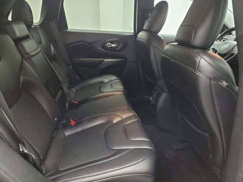 Used 2019 Jeep Cherokee Latitude Plus w/ Cold Weather Group AWD/4WD image 19