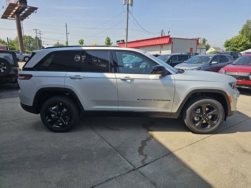 New 2025 Jeep Grand Cherokee Limited w/ Black Appearance Package image 4