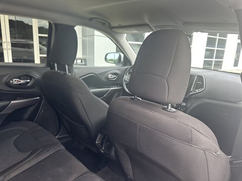 Used 2019 Jeep Cherokee Latitude w/ Cold Weather Group FWD image 26
