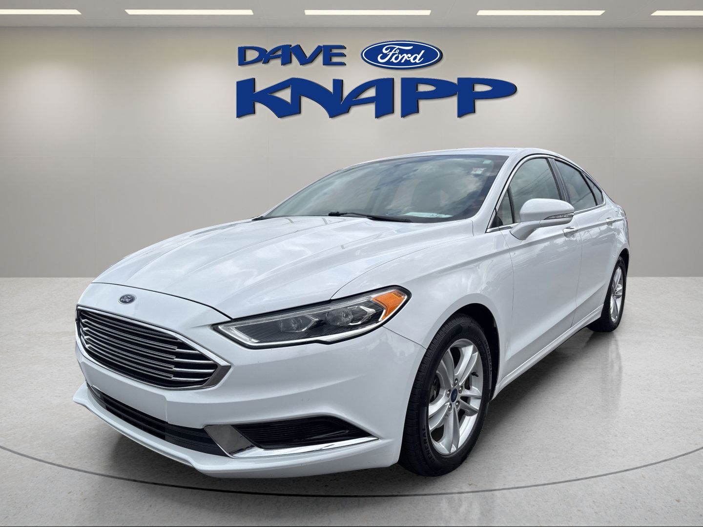 Used 2018 Ford Fusion SE w/ Fusion SE Technology Package FWD image 3