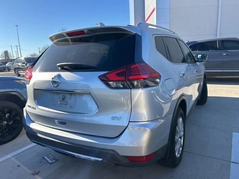 Used 2017 Nissan Rogue SV image 3