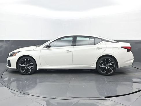 Used 2025 Nissan Altima 2.5 SR AWD/4WD image 7