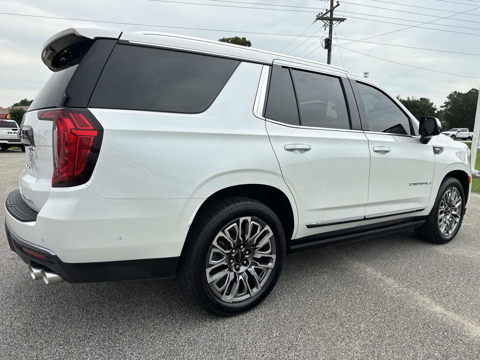 Used 2024 GMC Yukon Denali Ultimate AWD/4WD image 4