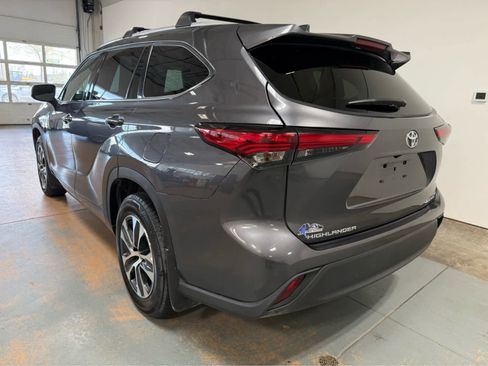 Used 2022 Toyota Highlander XLE AWD/4WD image 3