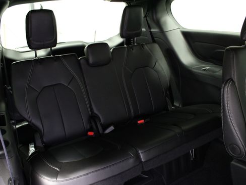 New 2026 Chrysler Pacifica Select AWD/4WD image 16