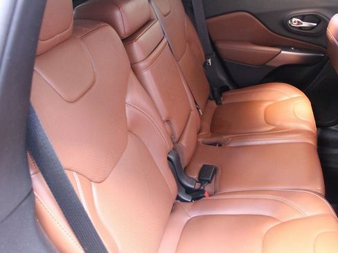 Used 2019 Jeep Cherokee Overland w/ Technology Group image 9