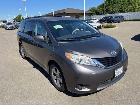 Used 2013 Toyota Sienna LE FWD image 3