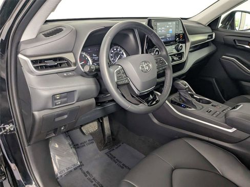 Used 2021 Toyota Highlander XLE image 13