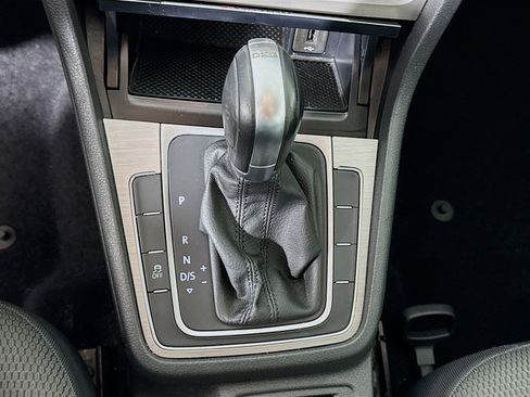 Used 2017 Volkswagen Golf S image 17