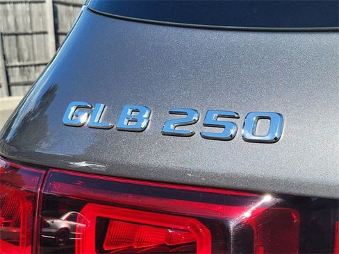 Certified 2021 Mercedes-Benz GLB 250 4MATIC image 11