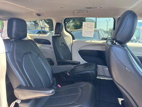 Used 2020 Chrysler Pacifica Touring-L FWD image 13