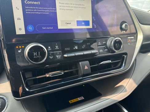 Used 2023 Toyota Highlander XLE image 25