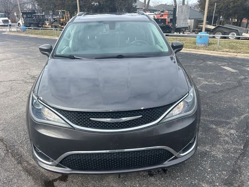 Used 2017 Chrysler Pacifica Touring-L Plus image 3