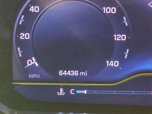 Used 2022 Chevrolet Suburban LT w/ Luxury Package image 12