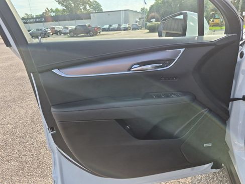 Certified 2024 Cadillac XT6 Luxury w/ LPO, Floor Liner Package AWD/4WD image 22