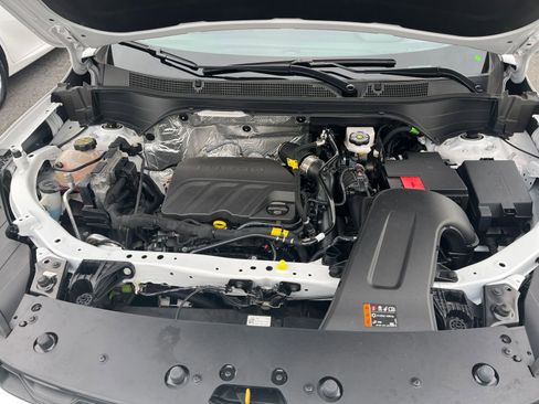 Used 2025 Chevrolet Trax LT image 32