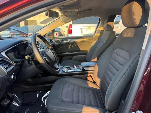Used 2017 Ford Fusion SE FWD image 2