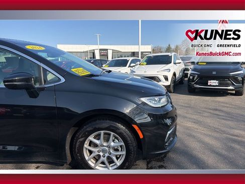 Used 2024 Chrysler Pacifica Touring-L image 15