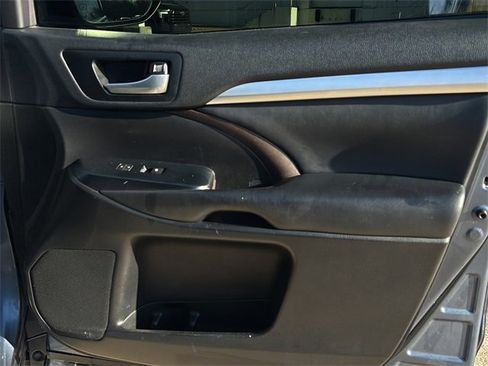 Used 2019 Toyota Highlander XLE image 10
