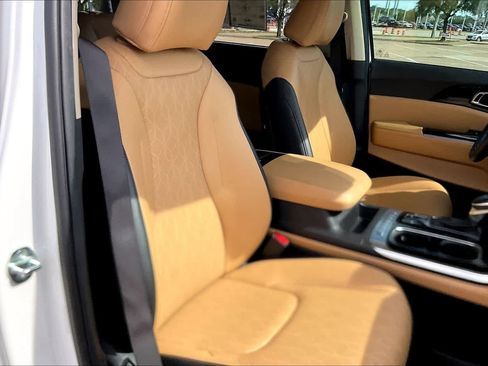 Used 2023 Kia Carnival EX FWD image 12