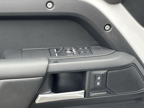 Used 2025 Land Rover Defender 90 S image 15