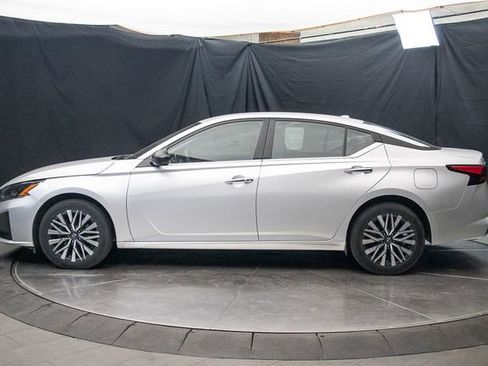 Used 2024 Nissan Altima 2.5 SV AWD/4WD image 9