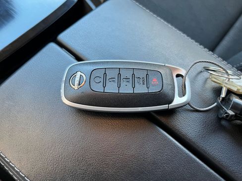 Used 2025 Nissan Rogue SV image 27