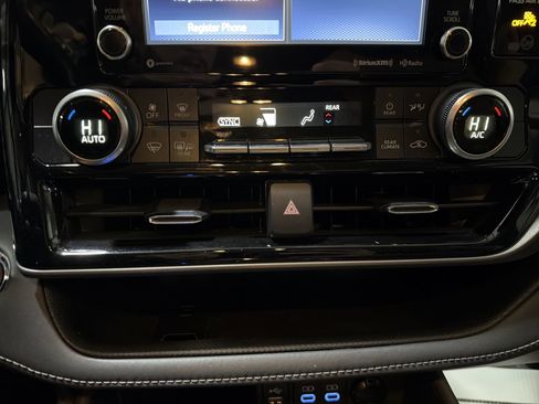 Used 2022 Toyota Highlander LE image 24