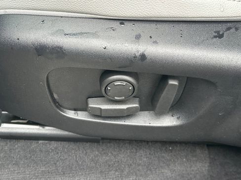 Certified 2025 Land Rover Range Rover Velar S image 17