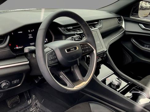 Used 2023 Jeep Grand Cherokee Altitude image 12