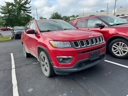 Used 2019 Jeep Compass Latitude w/ Popular Equipment Group AWD/4WD image 3