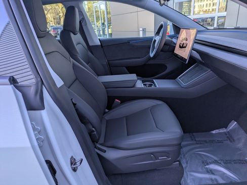 Used 2026 Tesla Model Y Long Range image 28