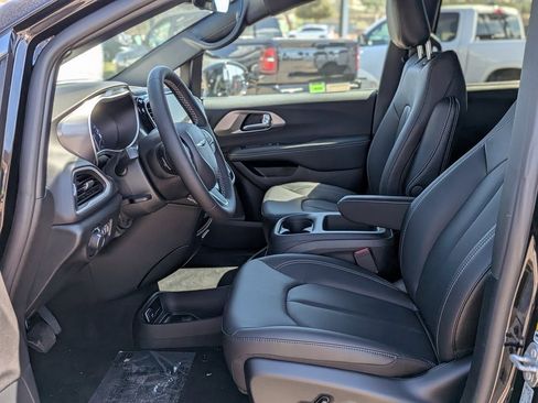 Used 2026 Chrysler Voyager LX image 9