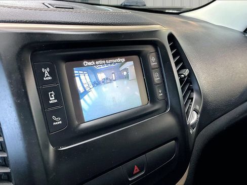 Used 2018 Jeep Cherokee Latitude w/ Altitude Package AWD/4WD image 13