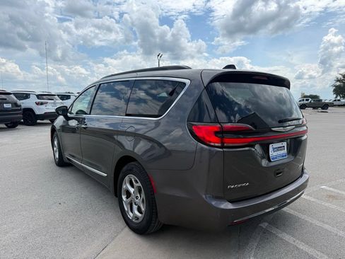 Used 2023 Chrysler Pacifica Limited FWD image 3