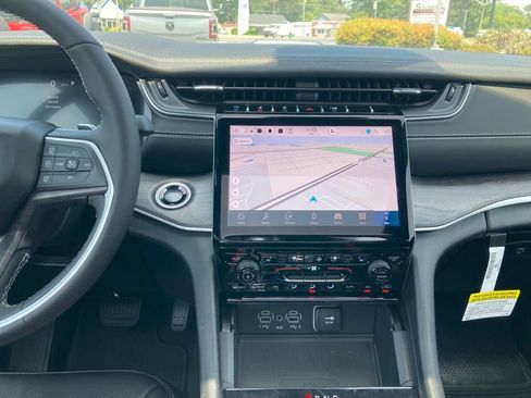 New 2024 Jeep Grand Cherokee Limited 4xe w/ Luxury Tech Group II image 18