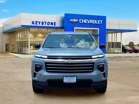 Used 2025 Chevrolet Traverse LT w/ Driver Confidence Package FWD image 2