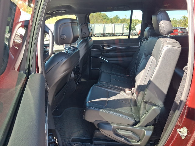 Used 2024 Jeep Wagoneer L Series II w/ Flexible Seating Group AWD/4WD image 10