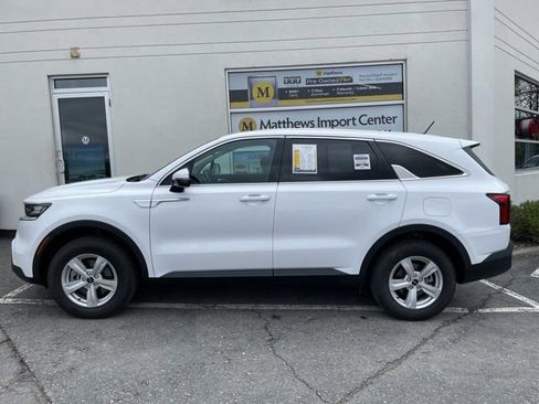 Certified 2023 Kia Sorento LX AWD/4WD image 2