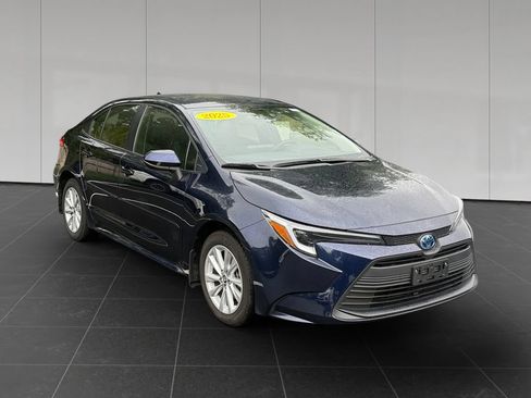Used 2025 Toyota Corolla LE w/ LE Premium Package FWD image 7