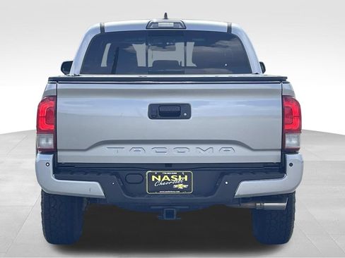 Used 2017 Toyota Tacoma TRD Off-Road AWD/4WD image 4