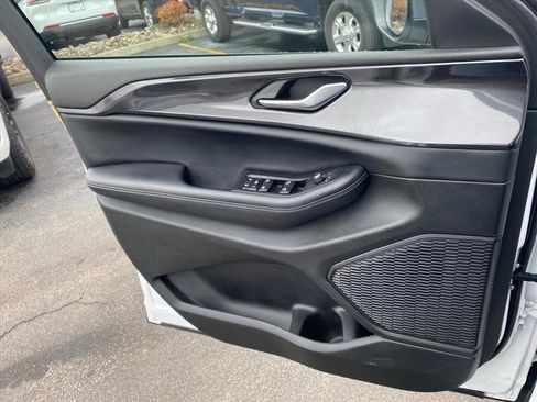 Used 2023 Jeep Grand Cherokee Laredo AWD/4WD image 19