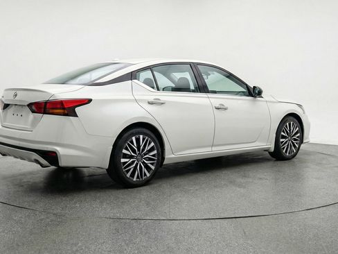 Used 2025 Nissan Altima 2.5 SV FWD image 9