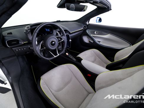 Used 2025 McLaren Artura Spider image 14