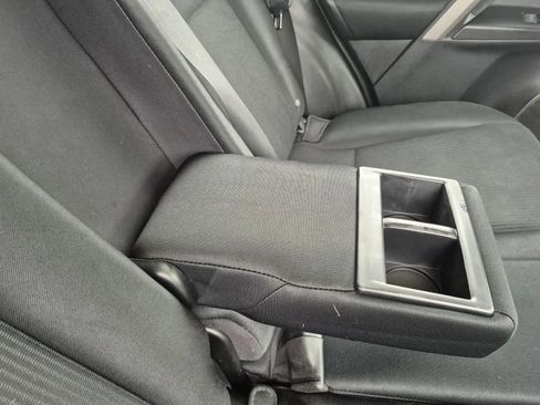 Used 2018 Toyota RAV4 LE FWD image 17