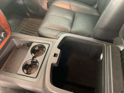 Used 2013 Chevrolet Suburban LT image 28