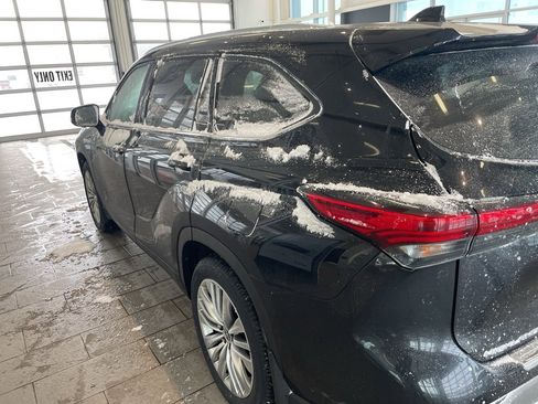 Used 2023 Toyota Highlander Platinum image 4