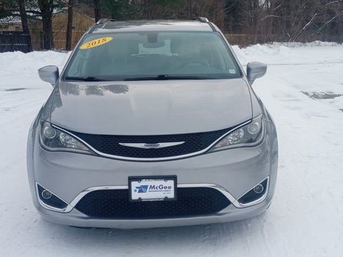 Used 2018 Chrysler Pacifica Touring-L Plus w/ Tire & Wheel Group image 2