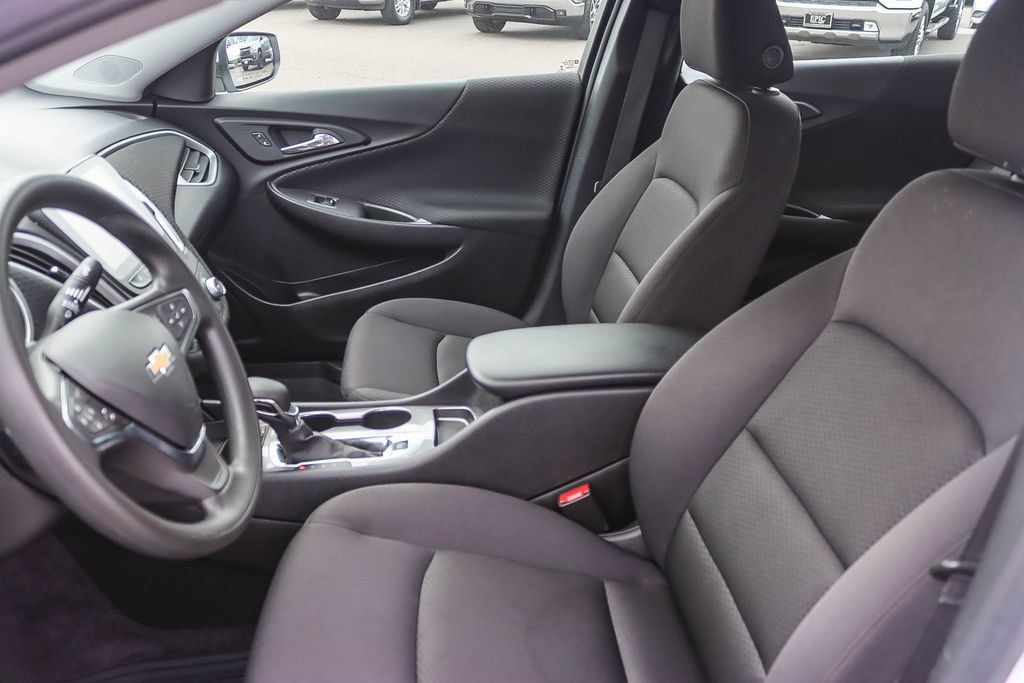 Used 2025 Chevrolet Malibu LS FWD image 16
