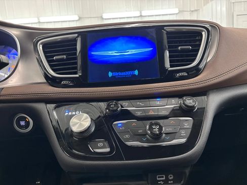 Used 2017 Chrysler Pacifica Limited w/ UConnect Theater Package FWD image 43